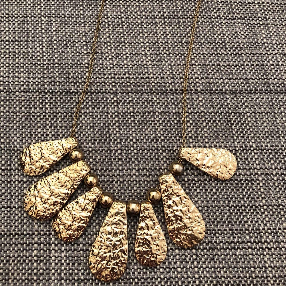 Statement necklace gold simple and stylish